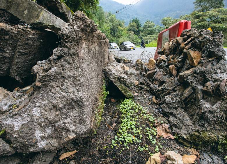 Algunos tramos se están hundiendo, otros tienen grietas y los muros de contención están deteriorados. El corredor requiere pavimentación. FOTO edwin bustamante