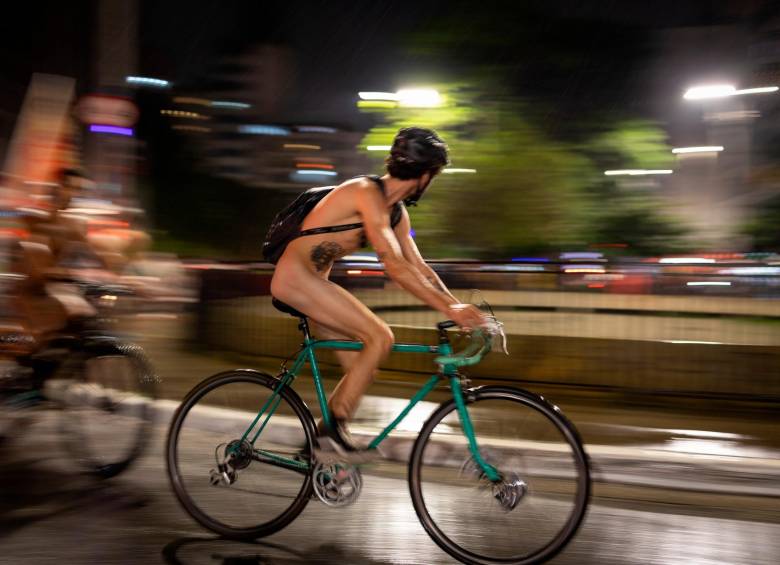La lluvia que caía sobre la ciudad brasileña no impidió que los ciclistas salieron a rodar con poca ropa para llamar la atención de las autoridades y la población en general. FOTO: EFE