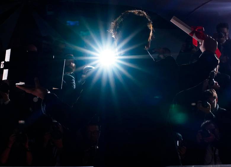 El director sueco Ruben Östlund de espaldas, levanta su seguda Palma de Oro en Cannes. FOTOS EFE