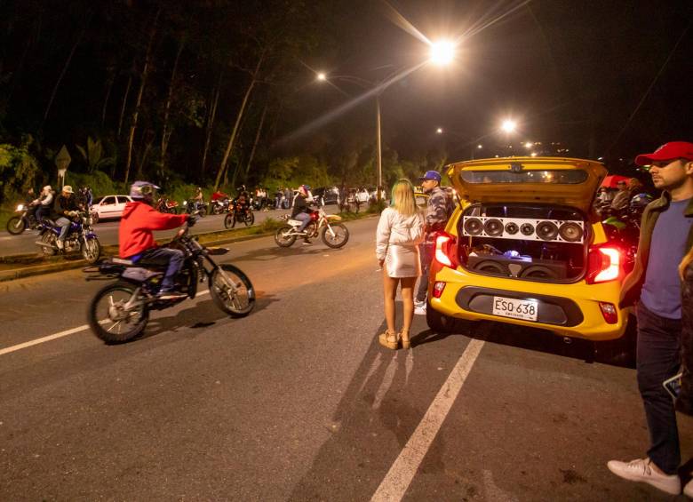 A los piques llegan cientos de personas provenientes de los diferentes barrios de la ciudad. Durante varias horas, los motociclistas suben y bajan haciendo sus piruetas. FOTO carlos velásquez