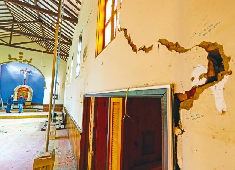 Tras 77 años en pie, grietas obligan a demoler la iglesia de Santa Elena Tras 77 años en pie, grietas obligan a demoler la iglesia de Santa Elena