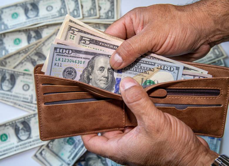 Este lunes, el dólar abrió a $4.587,61 en promedio, lo que significa que creció $39,11 frente a la Tasa Representativa del Mercado, que para hoy es de $4.548,50. FOTO Carlos Velásquez