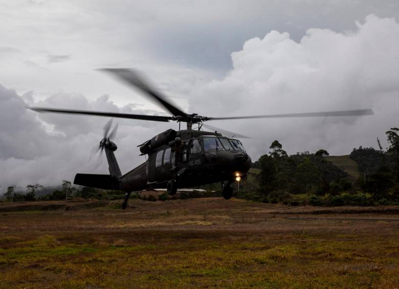 Los heridos fueron extraídos de la zona en un helicóptero Black Hawk de la Fuerza Pública. FOTO DE EDWIN BUSTAMANTE.