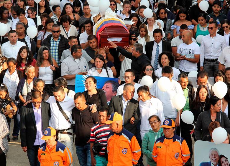 Cientos de personas acompañaron a la familia Moncayo en las honras fúnebres que se realizaron en el municipio de Sandoná, Nariño. FOTO: COLPRENSA