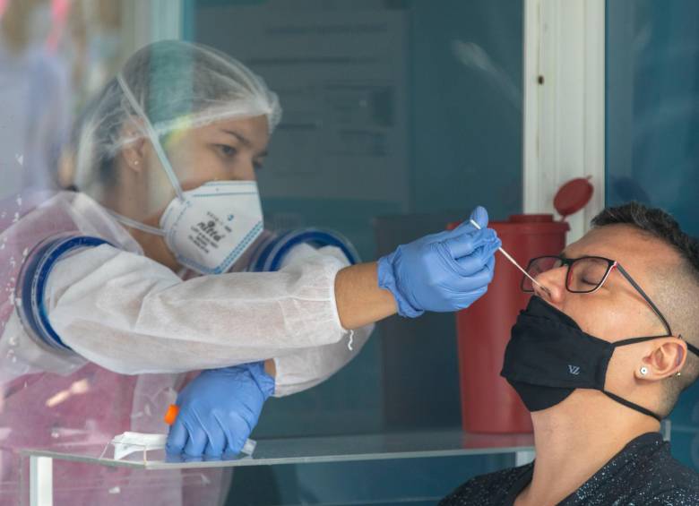 La disminución en las pruebas de detección incide en el menor registro de contactos, según expertos. FOTO Edwin Bustamante Restrepo
