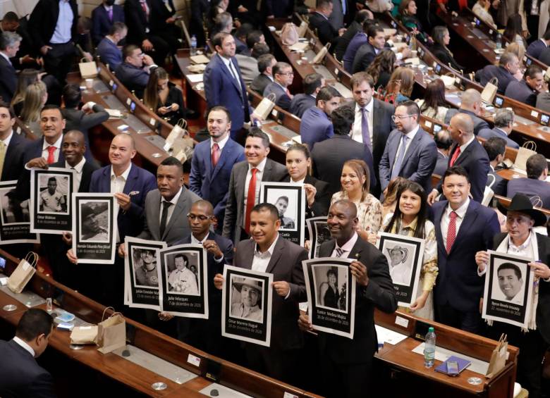 Integrantes de las Circunscripciones Transitorias Especiales de Paz sostienen fotos de víctimas del conflicto armado durante la instalación del nuevo Congreso. FOTO: EFE