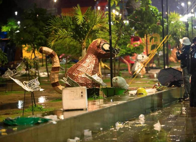 Los alumbrados del río debieron apagarse por el desplome de varias estructuras. FOTOS CAMILO SUÁREZ
