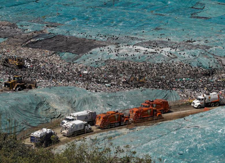 A la vida útil del relleno La Pradera tuvieron que hacerle ‘un remiendo’ para aguantar el retraso en la construcción del nuevo vaso. De todos modos, su operatividad más allá de 2030 es ambientalmente inviable. FOTO manuel saldarriaga
