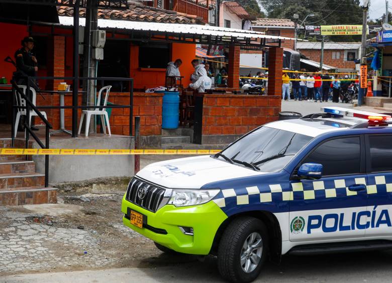 Los patrulleros Andrade y Alcalá se encontraban desayunando en este establecimiento del corregimiento San Félix, de Bello, cuando fueron atacados por cuatro sujetos. FOTO manuel saldarriaga