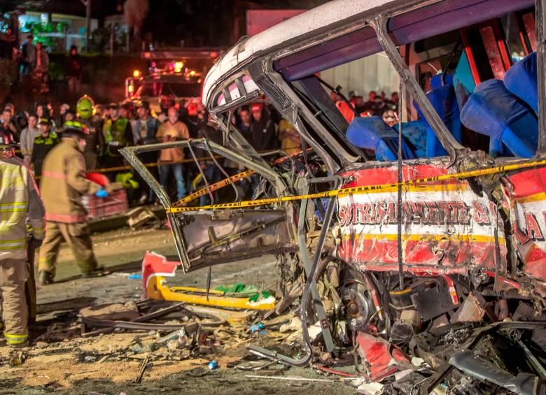 Así quedó el bus intermunicipal tras el accidente en la autopista Medellín-Bogotá, en Copacabana. FOTO: ESNEYDER GUTIÉRREZ