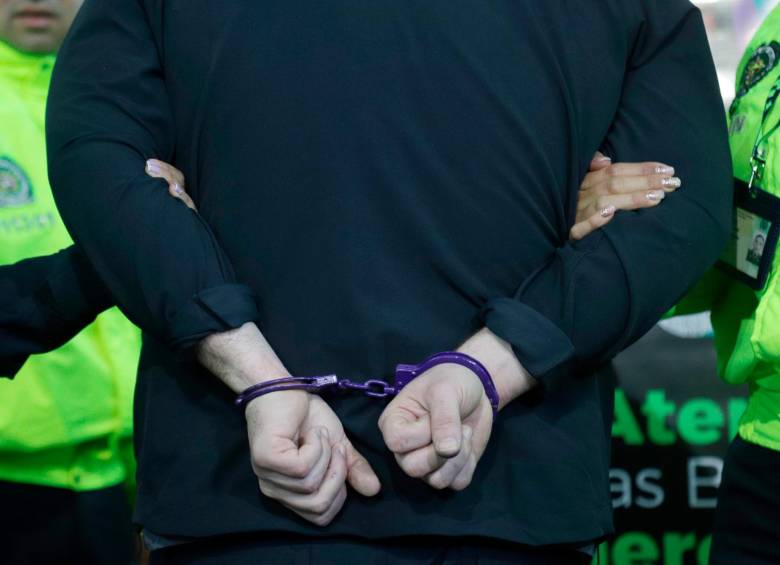 Estas son las esposas color púrpura que fueron usadas en la captura del estadounidense John Poulos. FOTO: COLPRENSA