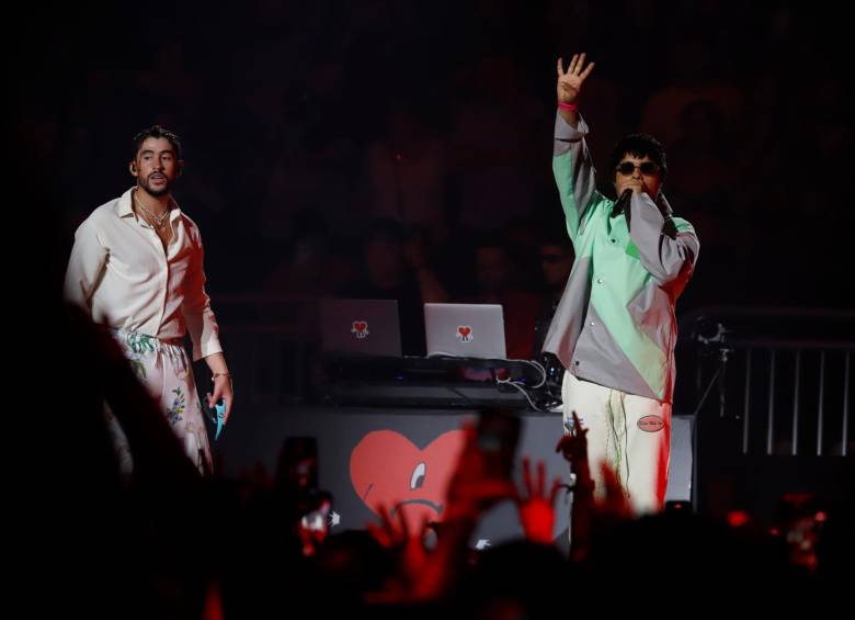 Algunos artistas compartieron escenario con Bad Bunny (a la izquierda), aquí con Chencho. FOTO EFE