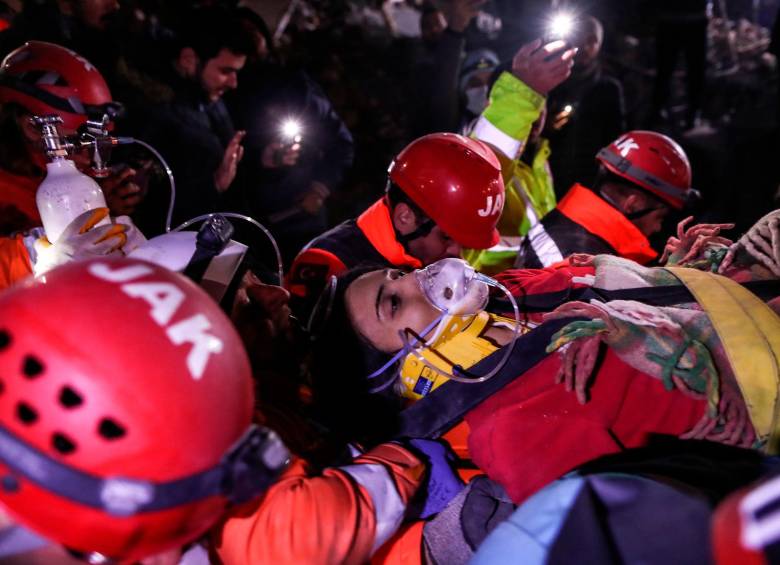 A Turquía y Siria llegaron rescatistas de muchos países, conservando la esperanza de encontrar personas vivas debajo de las ruinas. Ella es Ece Koseoglu, quien estuvo bajo escombros 111 horas. FOTO agencia efe