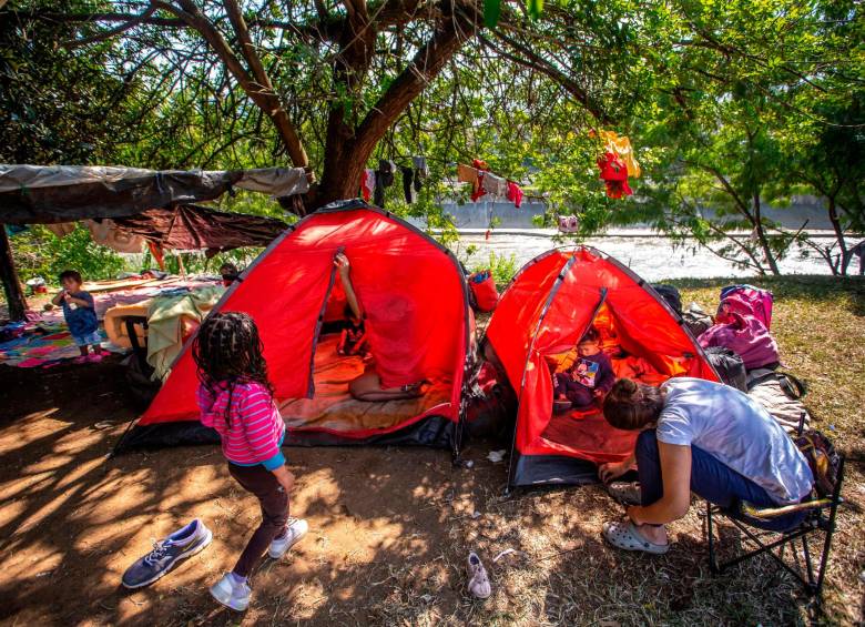 La familia estuvo una semana junto al río Medellín. Foto: Esneyder Gutiérrez. 