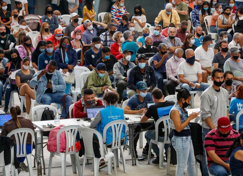 La cantidad de personas, desde los 3 años en adelante, en busca de vacuna, ha ralentizado la atención en los puntos de vacunación. FOTO mANUEL sALDARRIAGA