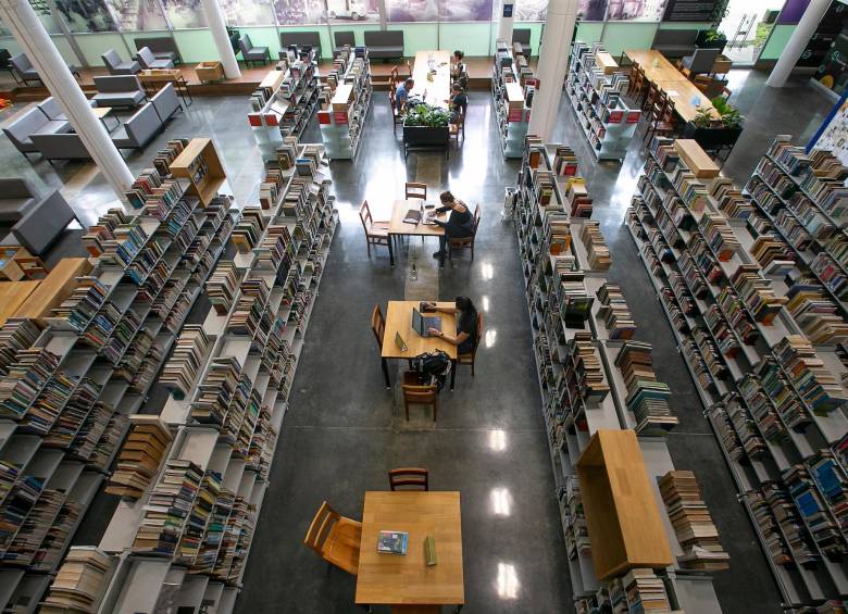 Los visitantes pueden acceder a internet y a miles de libros. Entre semana la biblioteca abre sus puertas a las 8:30 a.m, FOTO Esneyder Gutiérrez