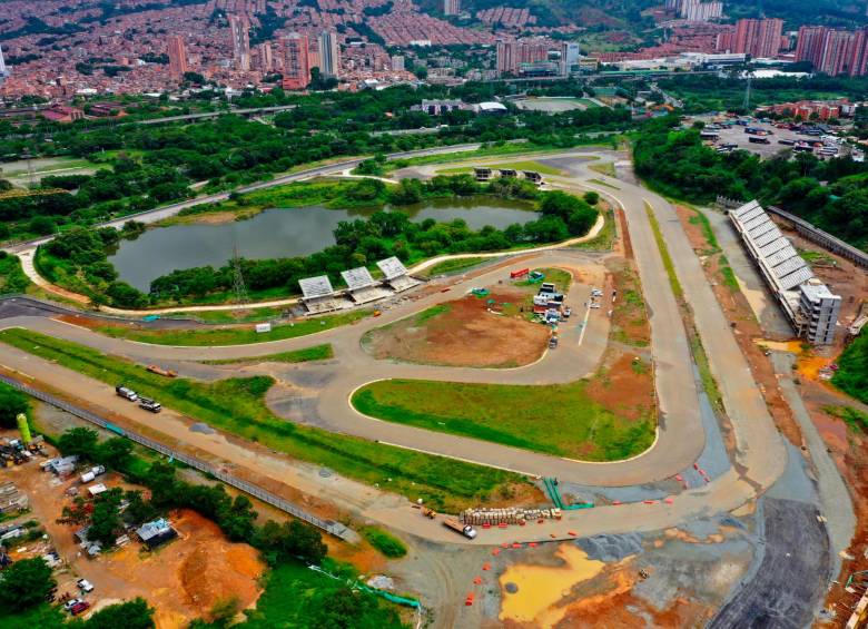 Las obras del autódromo arrancaron desde finales de 2019, pero aún no logran concluirse. A raíz de sus retrasos, la Contraloría abrió un proceso de responsabilidad fiscal. FOTO Sebastián Carvajal