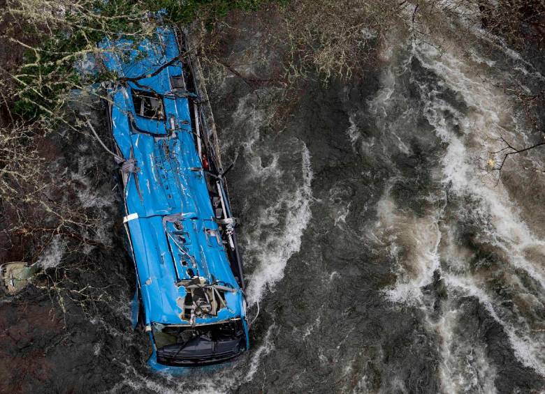 El bus cayó a un río, pero aún se desconocen las causas del trágico accidente. FOTO AFP