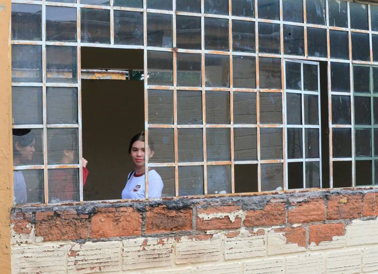 400.000 estudiantes en Medellín conviven cada jornada con graves deterioros estructurales. FOTO esneyder gutiérrez