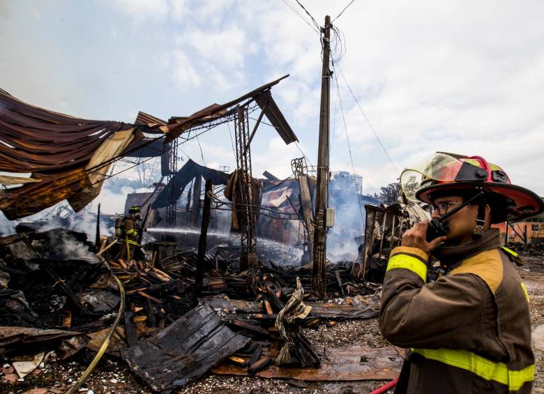 Los bomberos de Envigado, Itagüí y Sabaneta sofocaron las llamas del incendio de la fábrica de madera y las carpinterías vecinas. Esta empresa ya se había quemado en el 2012. FOTOS JULIO CÉSAR HERRERA