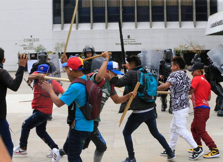 Pasado el mediodía se volvieron a agitar los ánimos luego de que varios indígenas, todos ellos hombres, salieran a buscar comida y al querer ingresar nuevamente al centro administrativo el Esmad y la policía les negó el ingreso. Foto: Esneyder Gutiérrez
