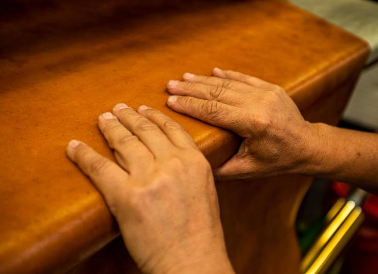 Dependiendo de su naturaleza, cada tipo de cuero requiere cuidados especiales para prolongar su vida. Comprometerse con esto es reducir los impactos del fast fashion en el medio ambiente. 