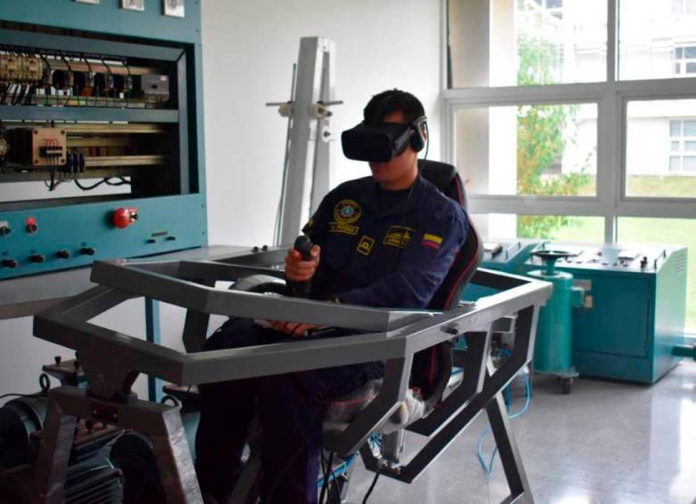 El equipo tiene un software, gafas de realidad virtual y controles. FOTO: CORTESÍA