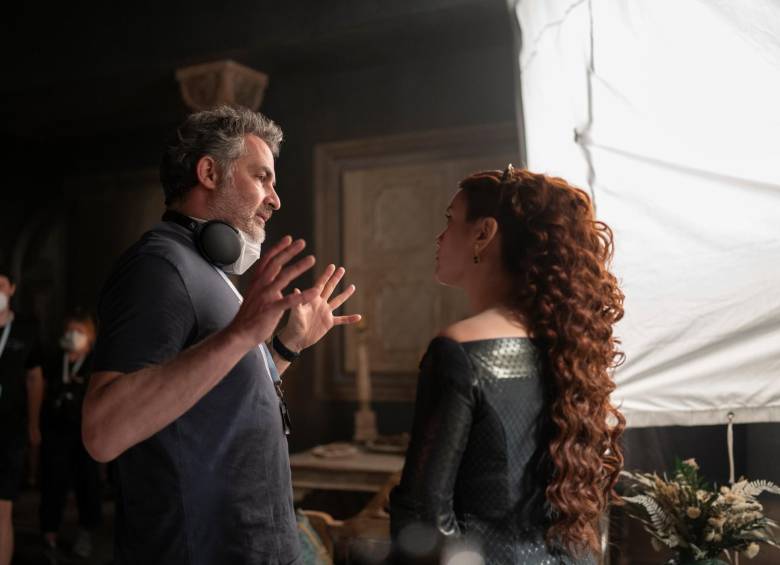 Miguel Sapochnik con la actriz Olivia Cooke quien interpretará a la adulta Alicent Hightower. FOTO: CORTESÍA HBO