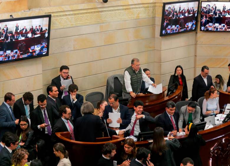 El presidente del Senado, Roy Barreras, puso a votar los artículos de la reforma tributaria en bloque y no uno a uno como lo pidió la oposición. A media noche consiguió la aprobación del proyecto. FOTOS Colprensa y cortesía
