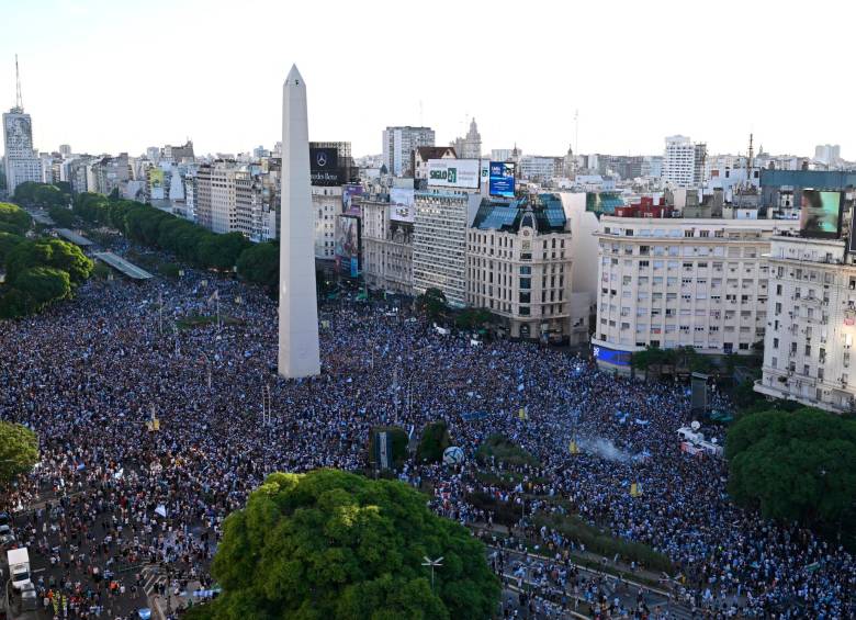 Así se ve el Obelisco, en Buenos Aires, este martes luego de que Argentina logró la clasificación a la final del Mundial de Qatar. FOTO: CORTESÍA CONMEBOL