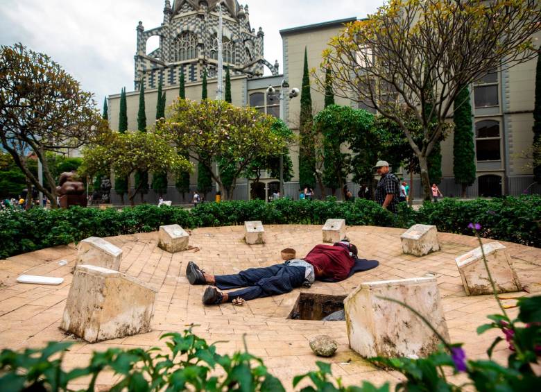 Estas imágenes son solo una selección para mostrar las marcas del abandono. La Plaza Botero está a muy poco de convertirse en una cloaca. Necesita una mano urgente. FOTOS CAMILO SUÁREZ 