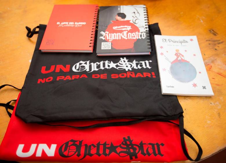 También entregó kits escolares que tenían cuaderno, bolso y el libro de El Principito. FOTO Esneyder Gutierrez