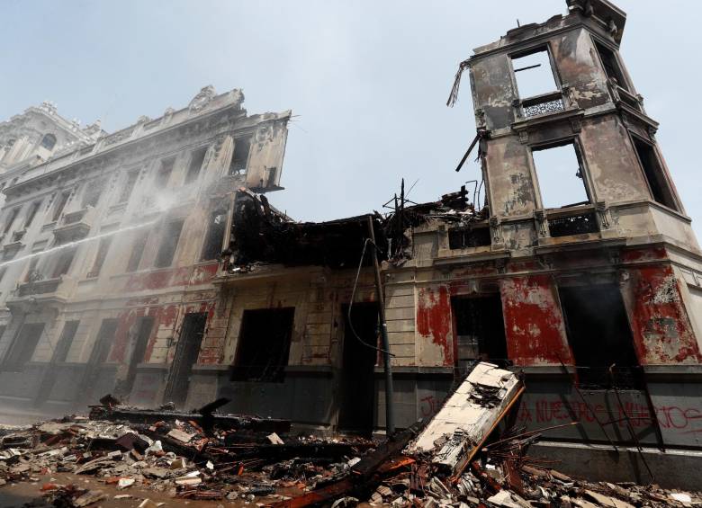 La “toma de Lima”, perpetrada el jueves en la capital peruana para pedir la renuncia de Dina Boluarte, dejó 38 heridos. Las manifestaciones también derivaron en un incendio en pleno centro histórico. FOTO EFE
