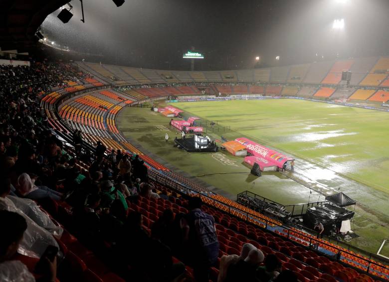 En repetidas ocasiones el cuerpo arbitral salió al gramado con el objetivo de iniciar el partido, pero los numerosos charcos que se apoderaron del terreno impidieron que el balón rodara. FOTO carlos velásquez. 