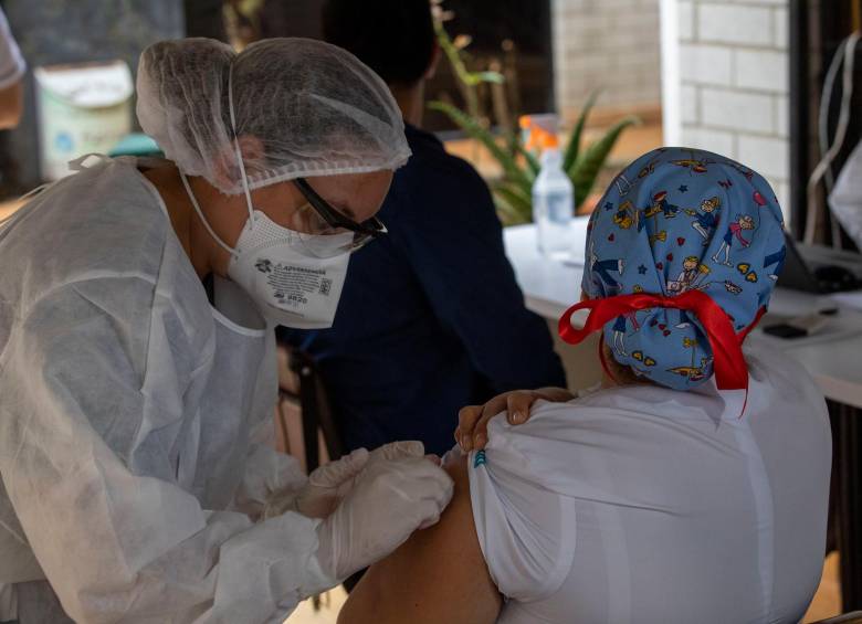 Muchos mayores de 70 años que aún faltan por ser vacunados acuden con sus familiares a diferentes puestos de salud e IPS sin cita previa esperando se inoculados. Personería pide orden. FOTO EDWIN BUSTAMANTE