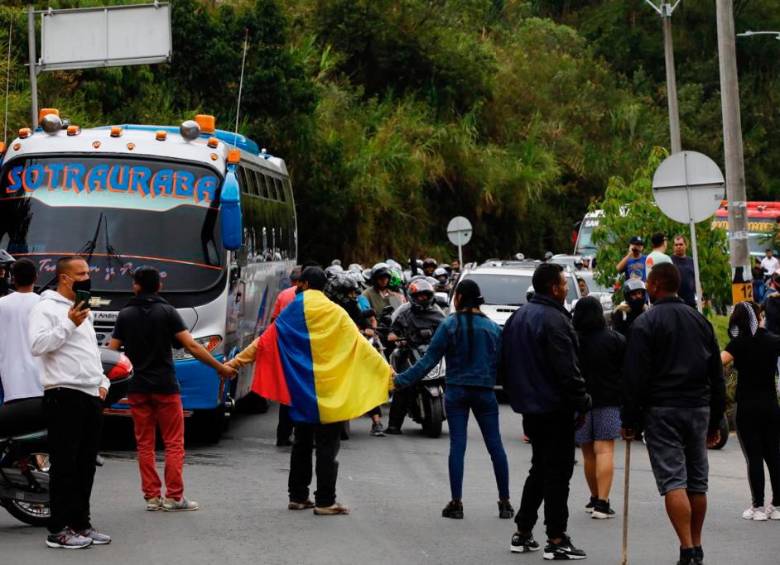A esta hora hay tráfico habilitado en la vía a la altura de la entrada a San Cristóbal, en ambos sentidos, aseguran las autoridades. FOTO: Edwin Bustamante