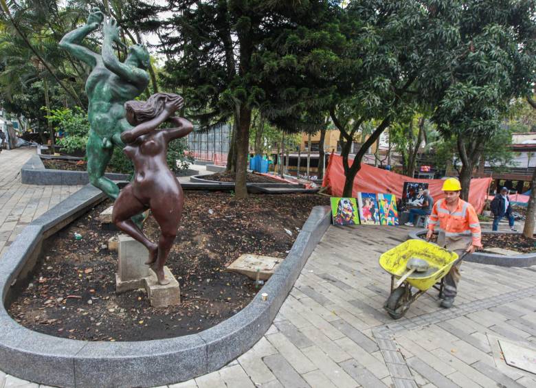 En el costado oriental del Parque Lleras este era el panorama el pasado viernes. La Alcaldía de Medellín sostiene que los trabajos van por buen camino y culminarían en pocos meses. FOTO CAMILO SUÁREZ