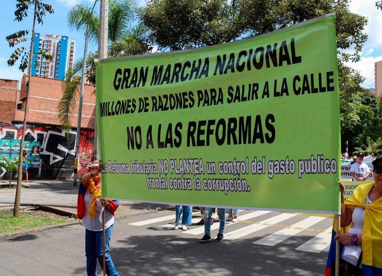 Entre los mensajes en la marcha, se vieron pancartas contra las grandes reformas planteadas por el gobierno Petro. FOTO: CORTESÍA