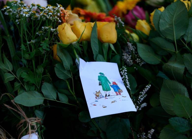 Los dibujos de la reina con el oso Paddington que le han dejado afuera del palacio. FOTO Efe