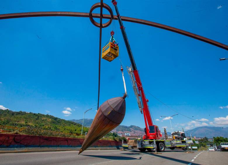 Durante las labores del desmonte fue necesario el cierre del intercambio vial. Foto: Esneyder Gutiérrez