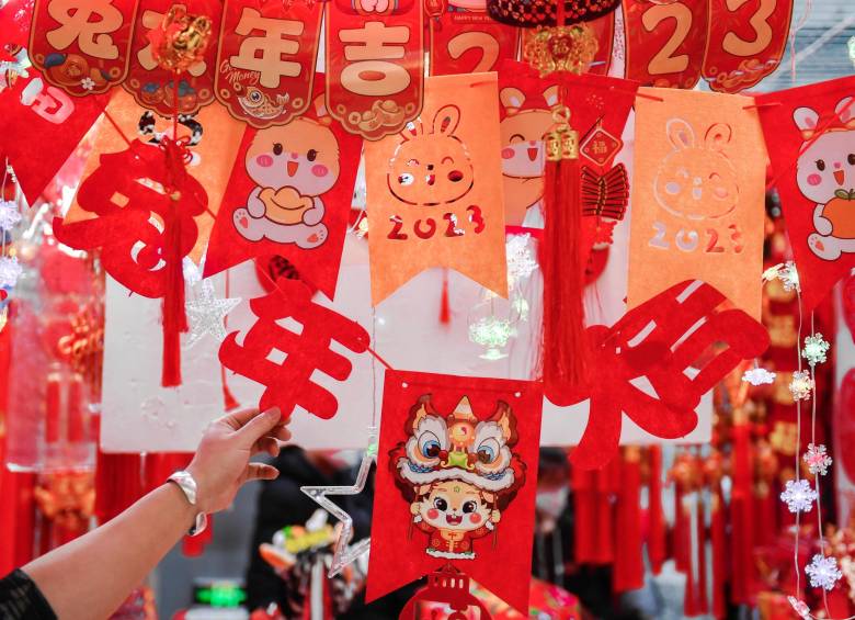 En China preparan la decoración de las casas para este festejo, siempre con el color rojo como protagonista. FOTO Efe