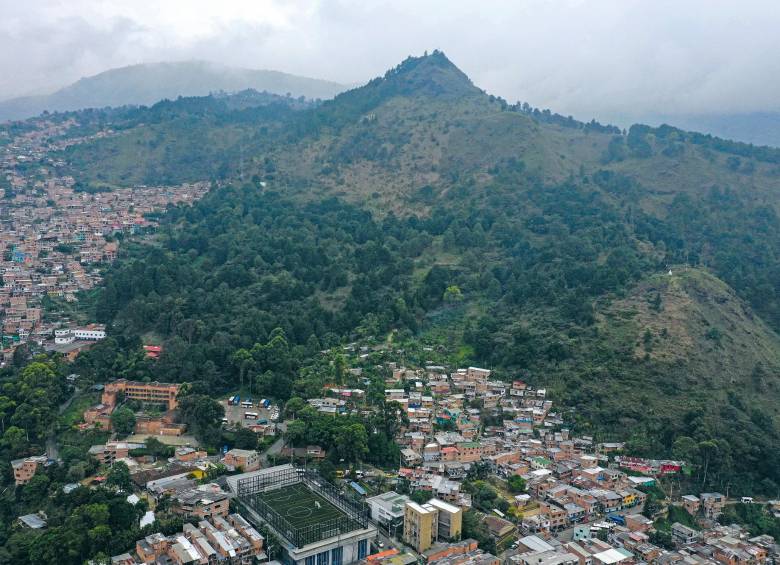 Los habitantes de Sol de Oriente, en las estribaciones del cerro, comentan que hace meses hay gente tumbando bosques y huertas para levantar casas. FOTOS manuel saldarriaga