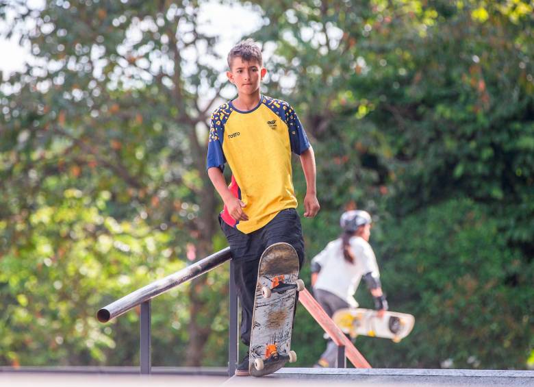 Juan Esteban Garcés durante una jornada de entrenamiento en el Park Skate de Envigado. FOTO ESNEYDER GUTIÉRREZ.