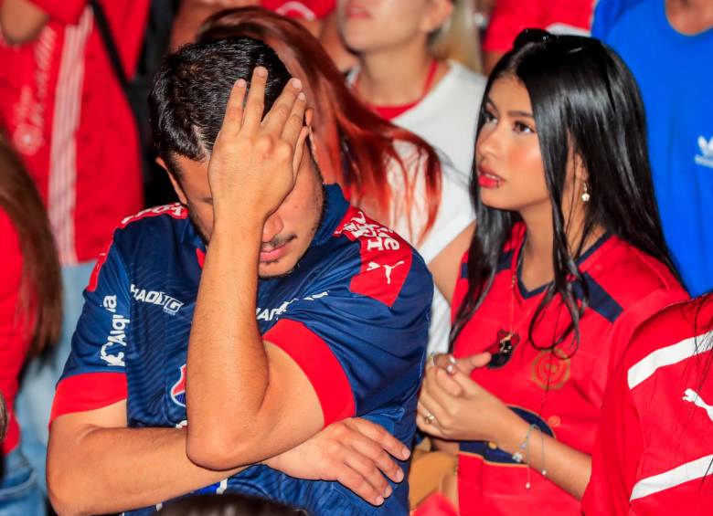 La hinchada roja que se quedó en Medellín no pudo celebrar el día de velitas