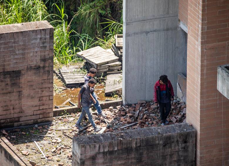 Adoquín por adoquín se roban edificio de CDO que está por caerse