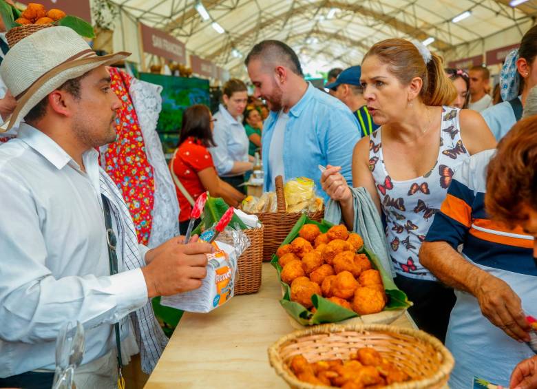 Personas vestidas con trajes alegóricos a la tradición antioqueña, frutas, verduras y productos insignia de cada municipio integraron las paradas de la feria. Foto: Camilo Suárez Echeverry
