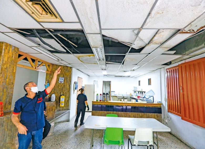 Según los trabajadores, el agua que se filtra de los juzgados del Palacio de Justicia termina cayendo en la Oficina. FOTO: Manuel Saldarriaga