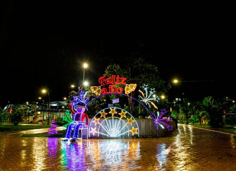 Envigado le madrugó a diciembre: este viernes prendió su alumbrado navideño