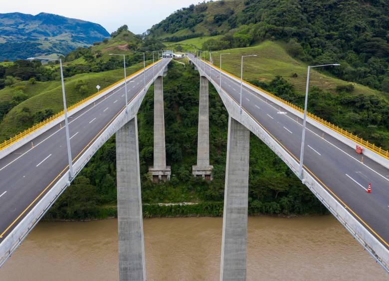 Imagen de la Conexión Pacífico 2, que comunica a Antioquia con el Eje Cafetero y el occidente del país. La obra está en servicio desde octubre de 2021. FOTO manuel saldarriaga