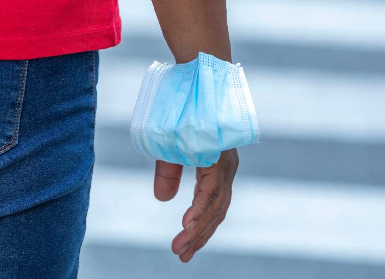 Por el momento, en Colombia se permite no usar la mascarilla en espacios abiertos. FOTO Edwin Bustamante